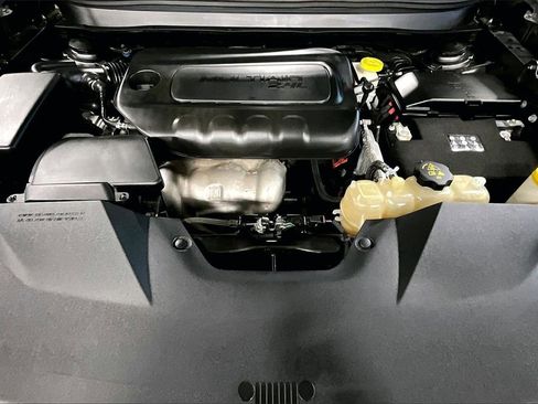 Used 2019 Jeep Cherokee Latitude Plus w/ Comfort/Convenience Group image 9