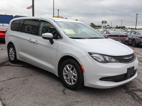 Used 2023 Chrysler Voyager LX image 3
