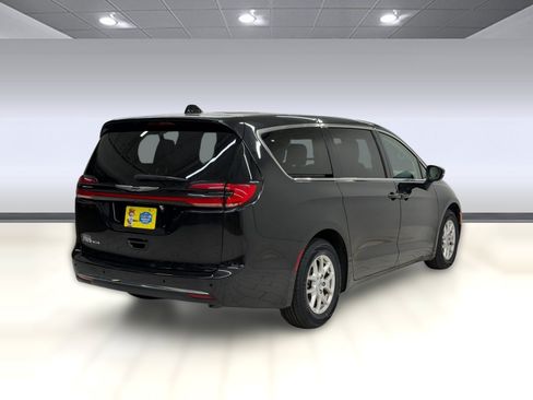 Used 2023 Chrysler Pacifica Touring-L FWD image 7