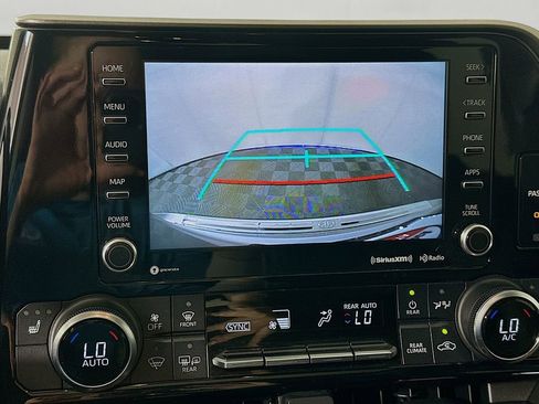 Used 2022 Toyota Highlander XLE FWD image 13