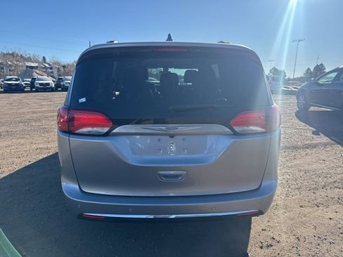 Used 2019 Chrysler Pacifica Touring-L image 5