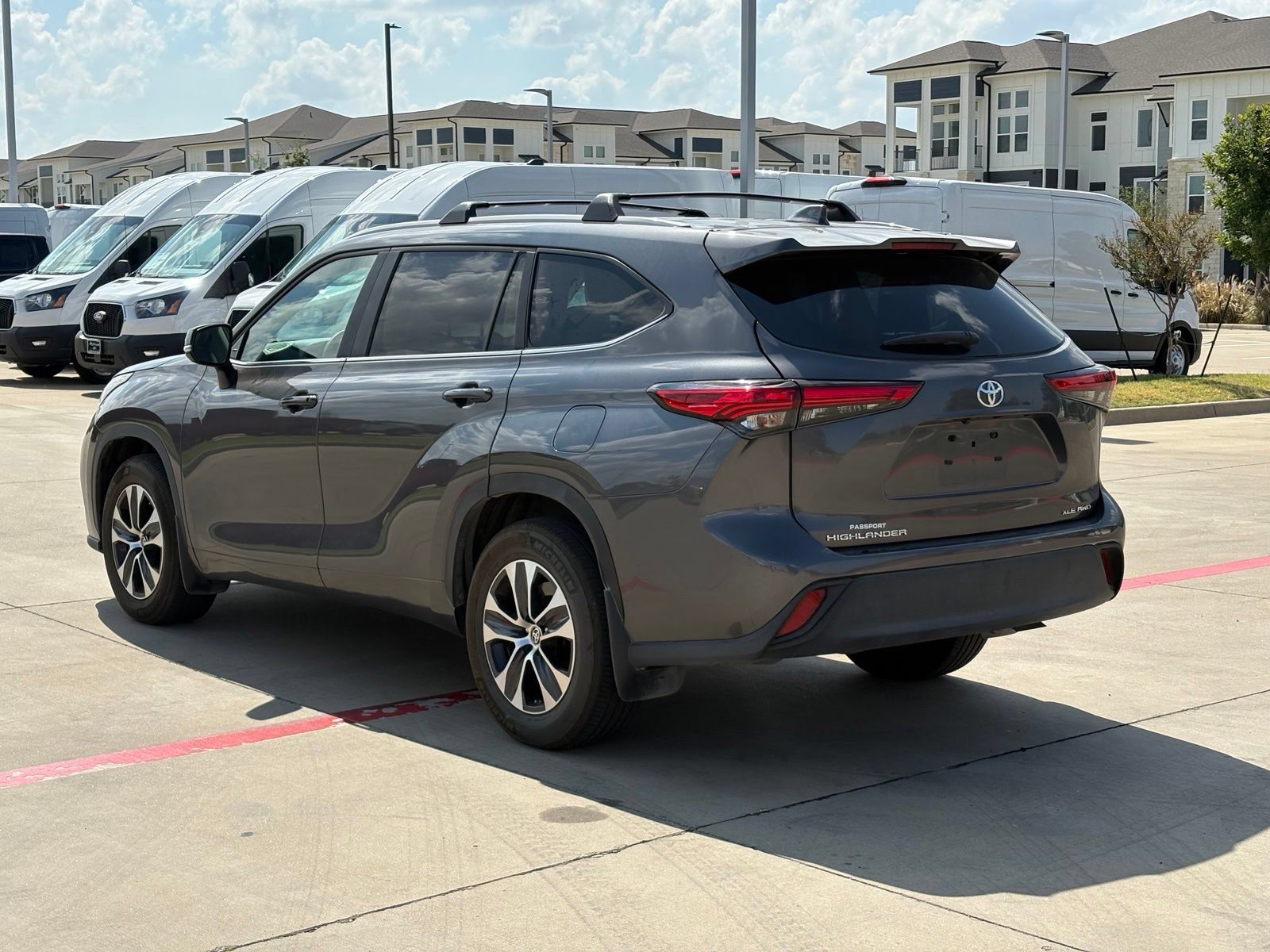 Used 2023 Toyota Highlander XLE AWD/4WD image 5