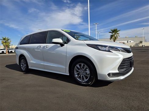 Used 2025 Toyota Sienna XLE image 2