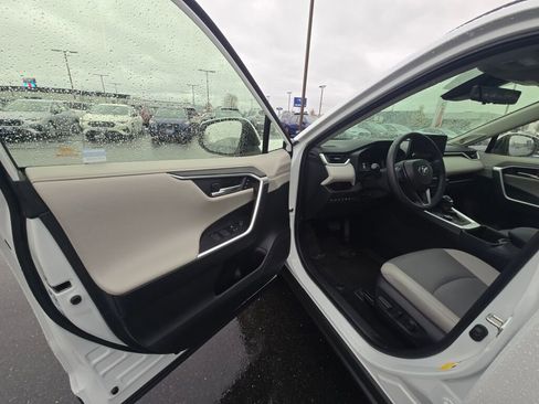 Used 2025 Toyota RAV4 Limited image 17