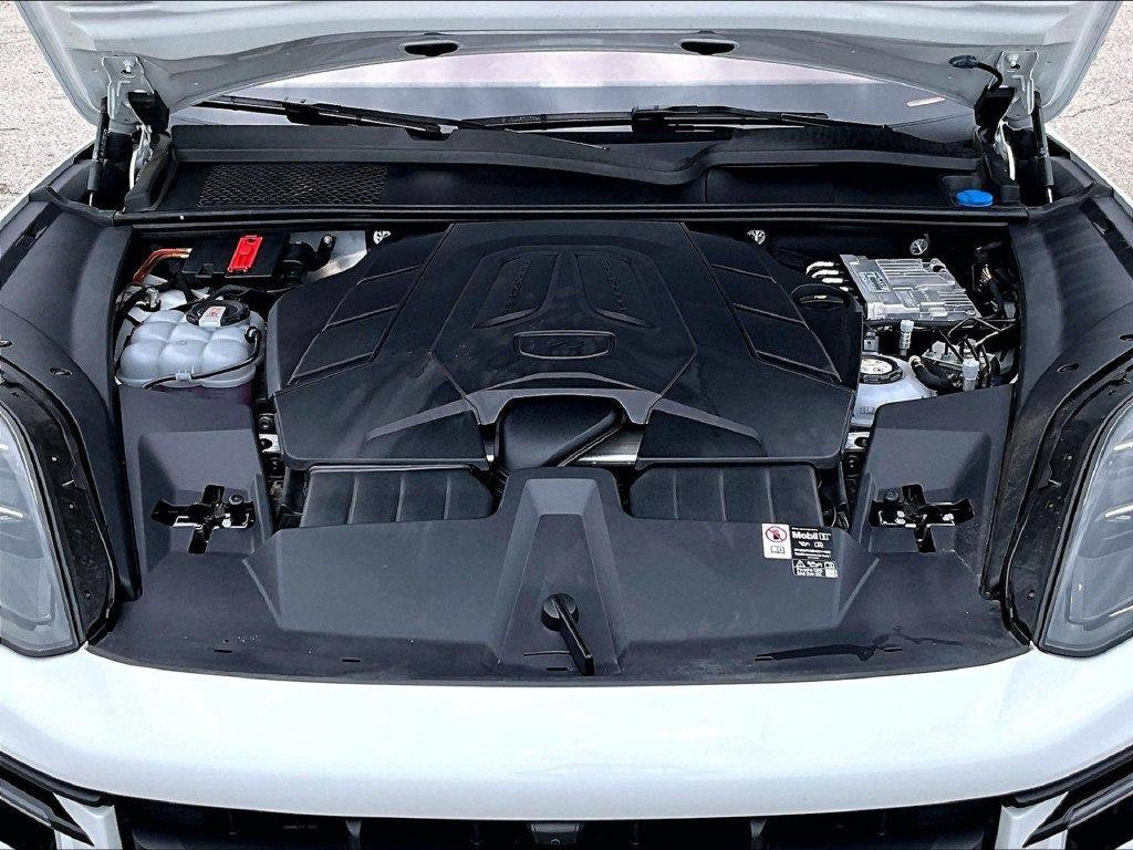 Certified 2025 Porsche Cayenne S AWD/4WD image 23