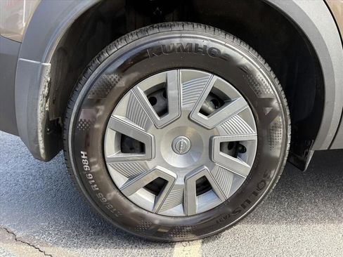 Certified 2025 Nissan Kicks S image 27