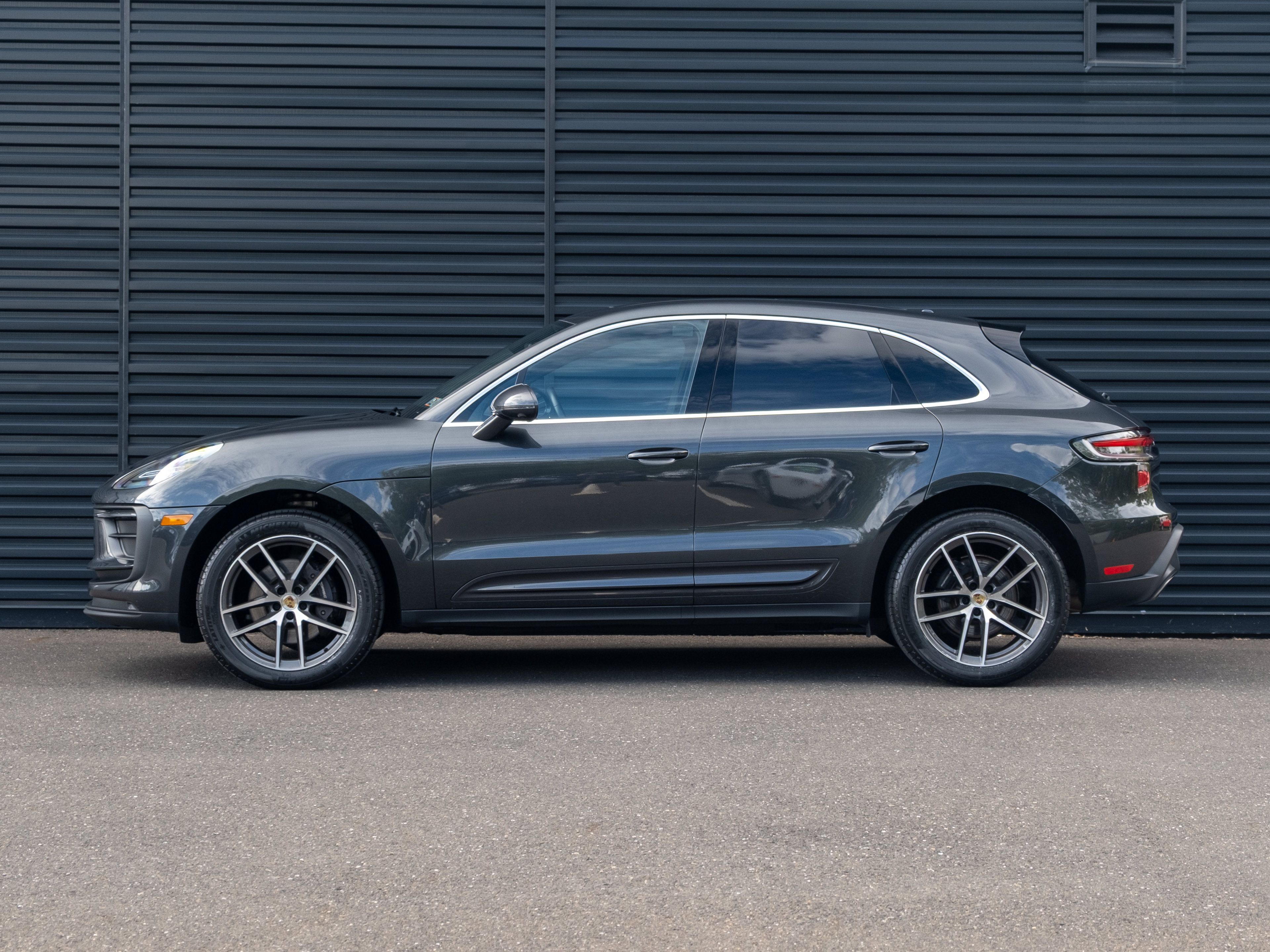 Used 2023 Porsche Macan AWD/4WD image 2