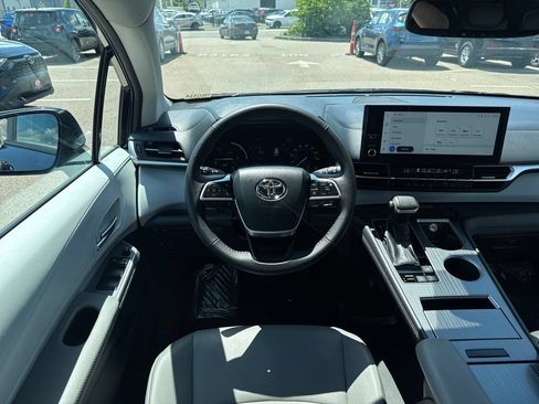 Used 2026 Toyota Sienna XLE FWD image 16