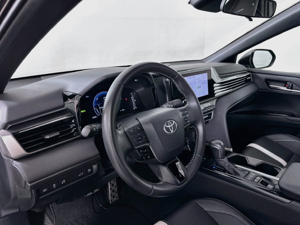 Used 2025 Toyota Camry SE FWD image 9