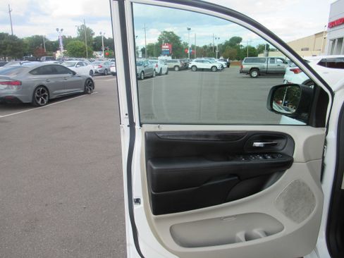 Used 2019 Dodge Grand Caravan SE FWD image 6