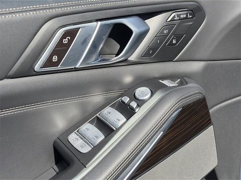 Used 2024 BMW X7 xDrive40i w/ Premium Package image 17