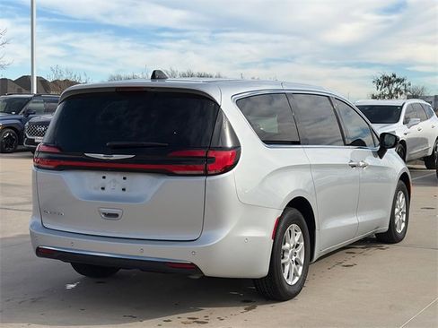 Used 2024 Chrysler Pacifica Touring-L image 9