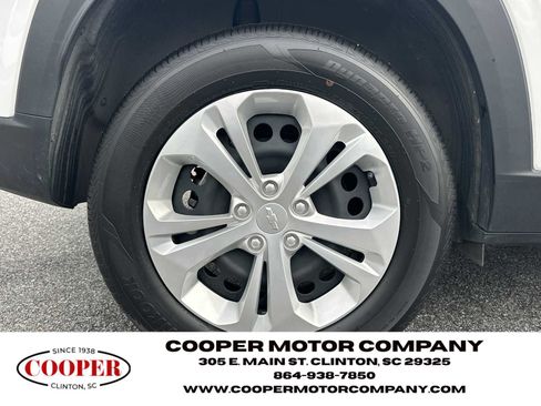 Used 2025 Chevrolet Trax LS FWD image 17