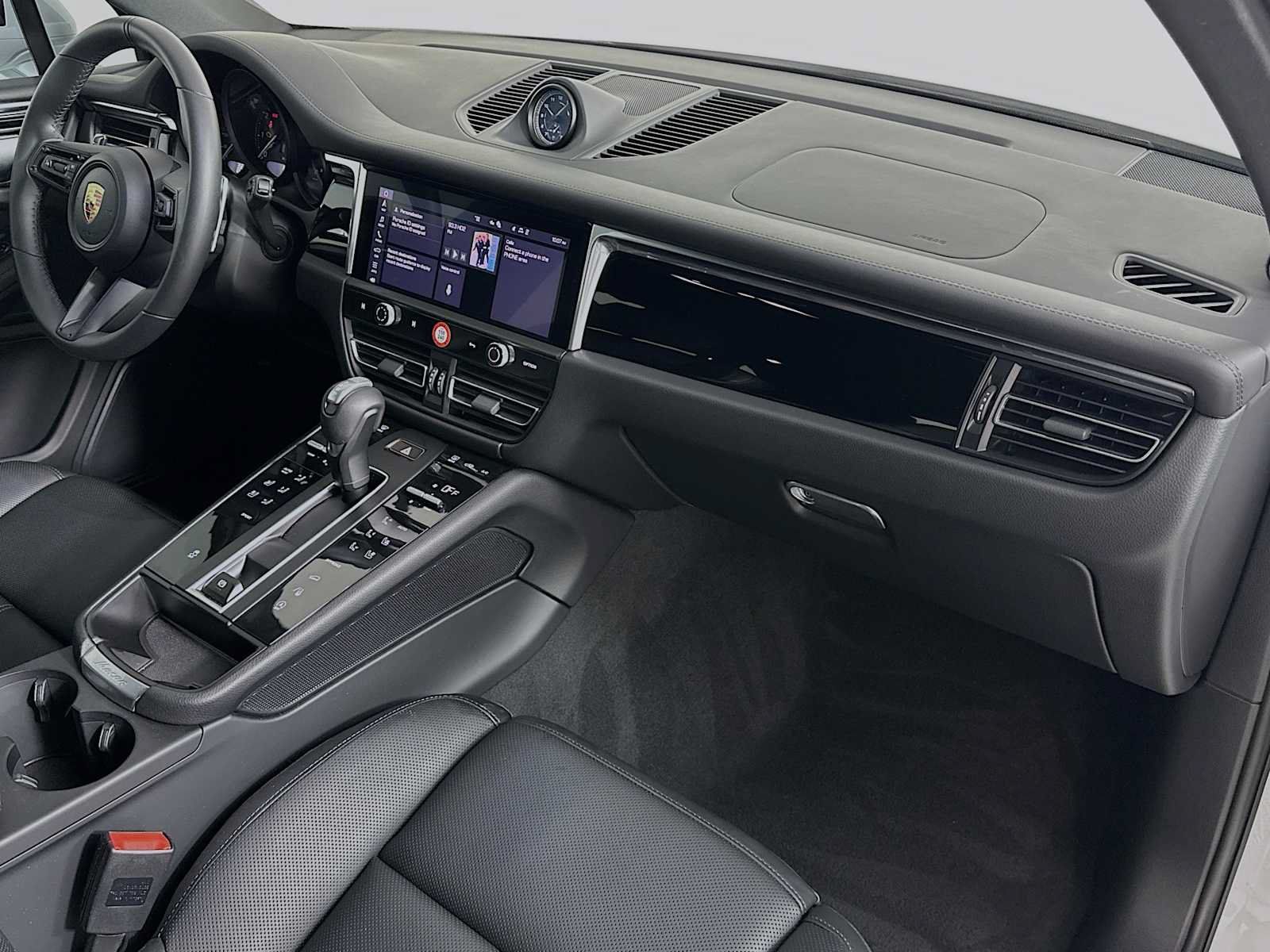 Certified 2026 Porsche Macan AWD/4WD image 30