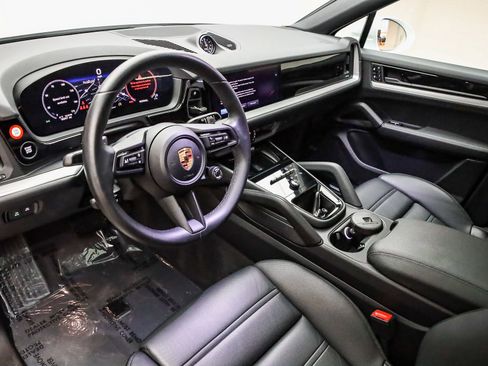 Certified 2025 Porsche Cayenne Coupe image 4
