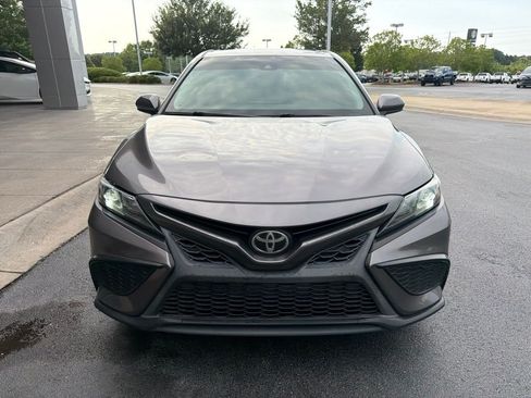 Used 2021 Toyota Camry SE FWD image 3