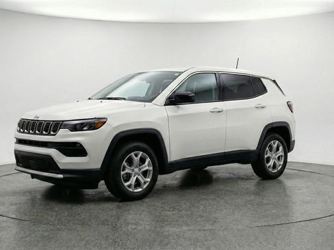 Used 2025 Jeep Compass Latitude AWD/4WD image 3