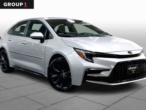 Certified 2025 Toyota Corolla SE image 3