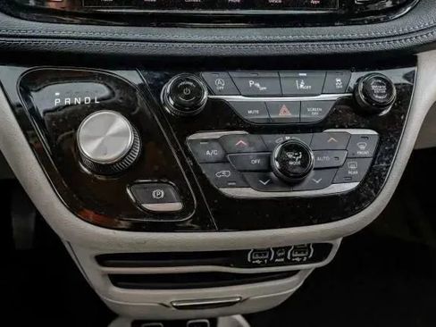 Used 2021 Chrysler Pacifica Touring-L image 28