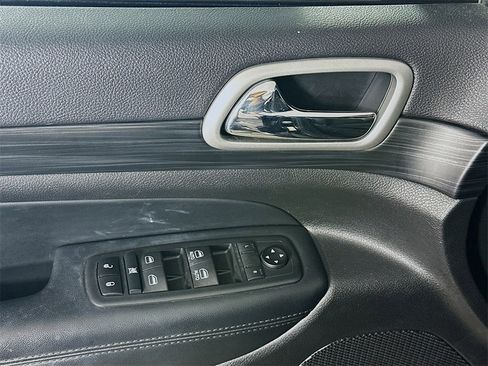 Used 2020 Jeep Grand Cherokee Altitude image 25