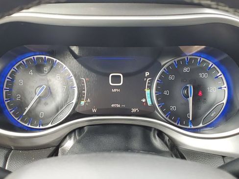Used 2024 Chrysler Pacifica Touring-L FWD image 10