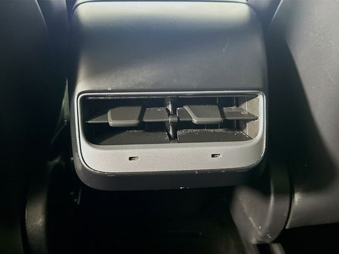 Used 2022 Tesla Model Y Long Range AWD/4WD image 27