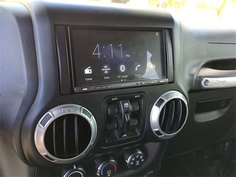 Used 2017 Jeep Wrangler Unlimited Sahara w/ Connectivity Group image 21