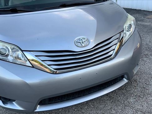 Used 2015 Toyota Sienna LE FWD image 29