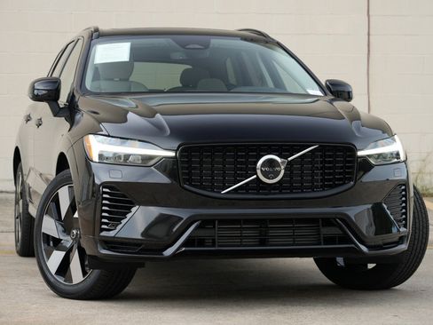 Used 2025 Volvo XC60 T8 Plus w/ Protection Package Premier AWD/4WD image 4