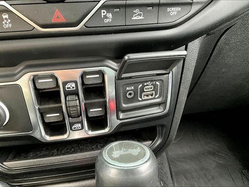 Used 2021 Jeep Wrangler Unlimited Sahara AWD/4WD image 16