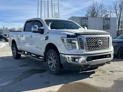 Used 2018 Nissan Titan SL w/ Chrome Package image 4