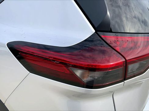 Used 2024 Nissan Rogue S FWD image 26