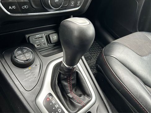 Used 2017 Jeep Cherokee Trailhawk image 35