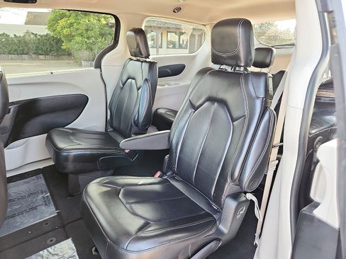 Used 2023 Chrysler Pacifica Touring-L image 9