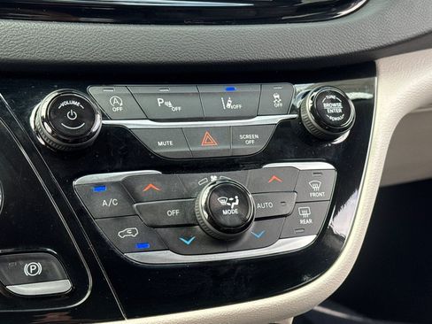 Used 2024 Chrysler Pacifica Touring-L FWD image 18