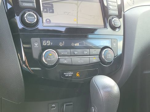 Used 2016 Nissan Rogue SV w/ SV Premium Package image 28