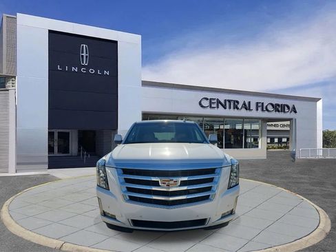 Used 2018 Cadillac Escalade Luxury image 4