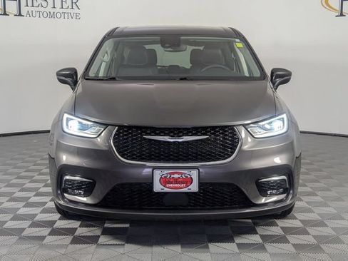 Used 2023 Chrysler Pacifica Touring-L FWD image 3