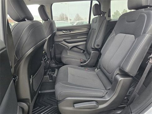 Used 2023 Jeep Grand Cherokee L Laredo image 4