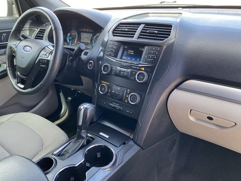 Used 2018 Ford Explorer XLT image 12