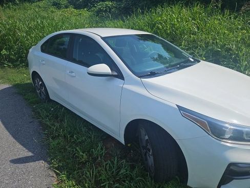 Used 2020 Kia Forte LXS FWD image 2