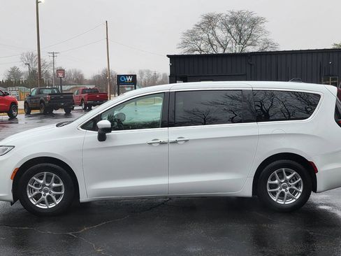 Used 2023 Chrysler Pacifica Touring-L image 14