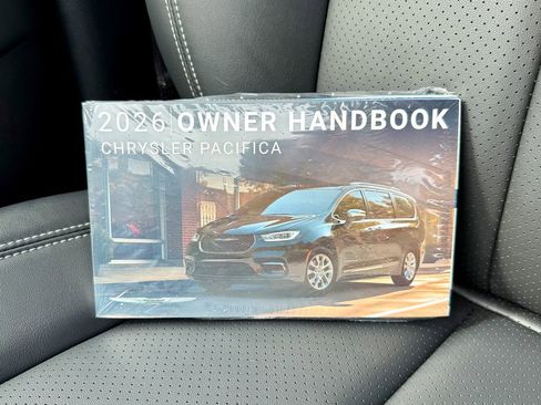 Used 2026 Chrysler Pacifica Select image 32