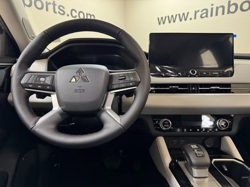 New 2026 Mitsubishi Outlander SE image 9