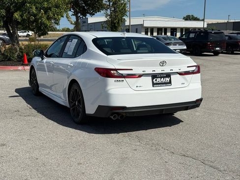 Used 2025 Toyota Camry SE FWD image 5