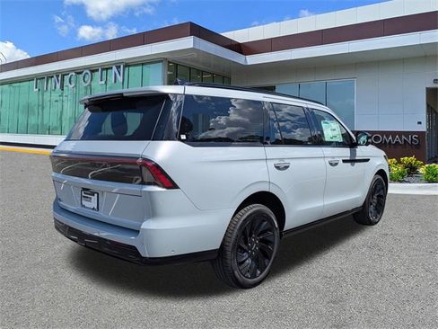 New 2025 Lincoln Navigator Reserve w/ Jet Appearance Package image 4