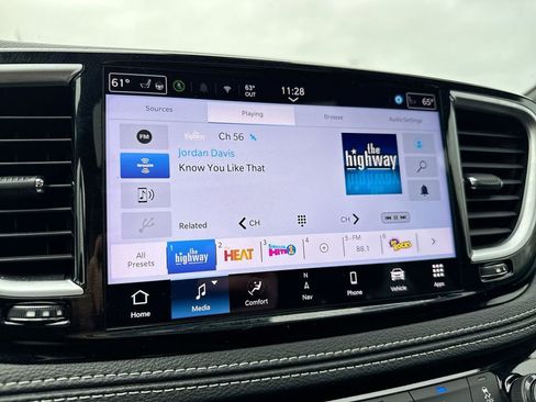 Used 2025 Chrysler Pacifica Limited image 14