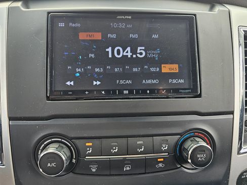 Used 2017 Nissan Titan SV AWD/4WD image 11