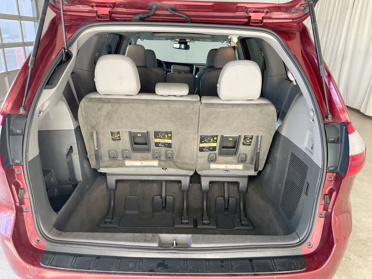 Used 2018 Toyota Sienna XLE FWD image 23
