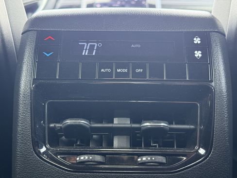 Used 2023 Jeep Grand Cherokee L Laredo image 34